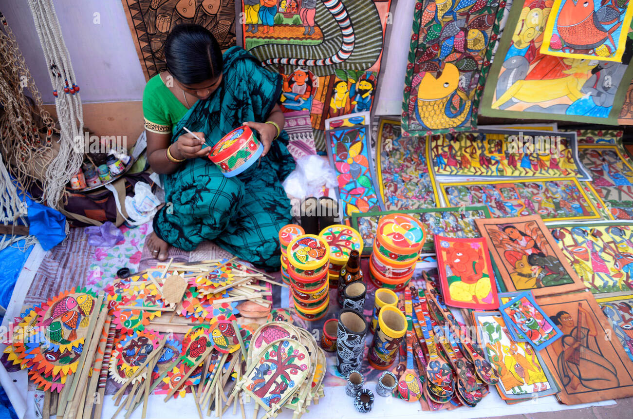 kolkata-india-12th-dec-2015-a-woman-works-on-her-craft-during-the-F906G9